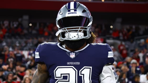 Cowboys running back Ezekiel Elliott (21) looks on before the wild card game against the Buccaneers.